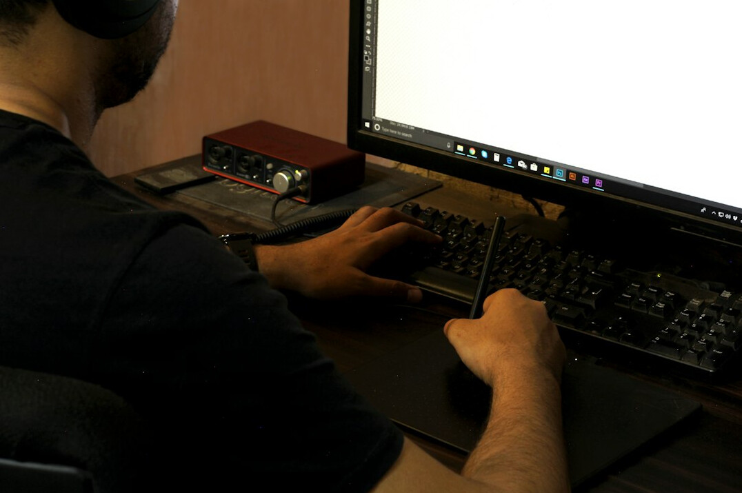 croatian programmer at desk